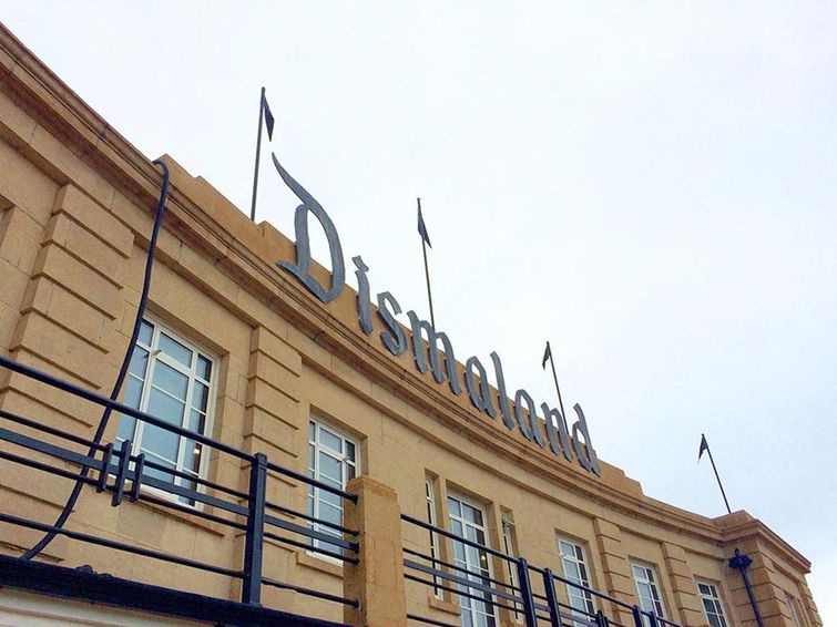 парк Dismaland, Дисмалэнд, парк от Бэнкси, парк Banksy, кошмарная версия Диснейленда,