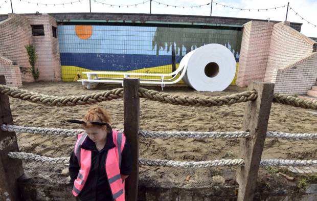 парк Dismaland, Дисмалэнд, парк от Бэнкси, парк Banksy, кошмарная версия Диснейленда,