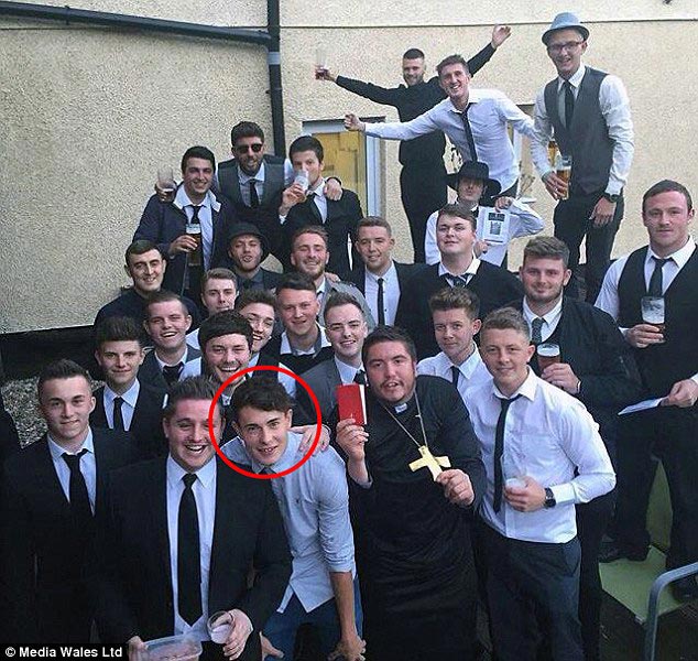 он для нас умер, друзья устроили шуточные похороны, шуточные похороны для друга, похороны для друга нашел девушку