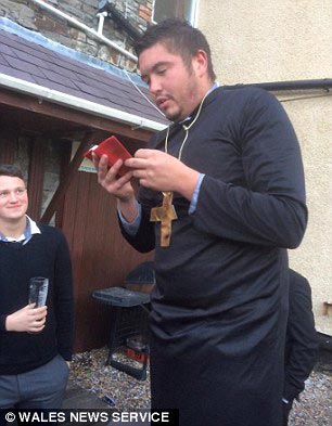 он для нас умер, друзья устроили шуточные похороны, шуточные похороны для друга, похороны для друга нашел девушку