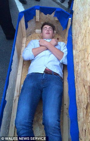 он для нас умер, друзья устроили шуточные похороны, шуточные похороны для друга, похороны для друга нашел девушку