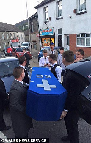 он для нас умер, друзья устроили шуточные похороны, шуточные похороны для друга, похороны для друга нашел девушку