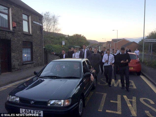 он для нас умер, друзья устроили шуточные похороны, шуточные похороны для друга, похороны для друга нашел девушку