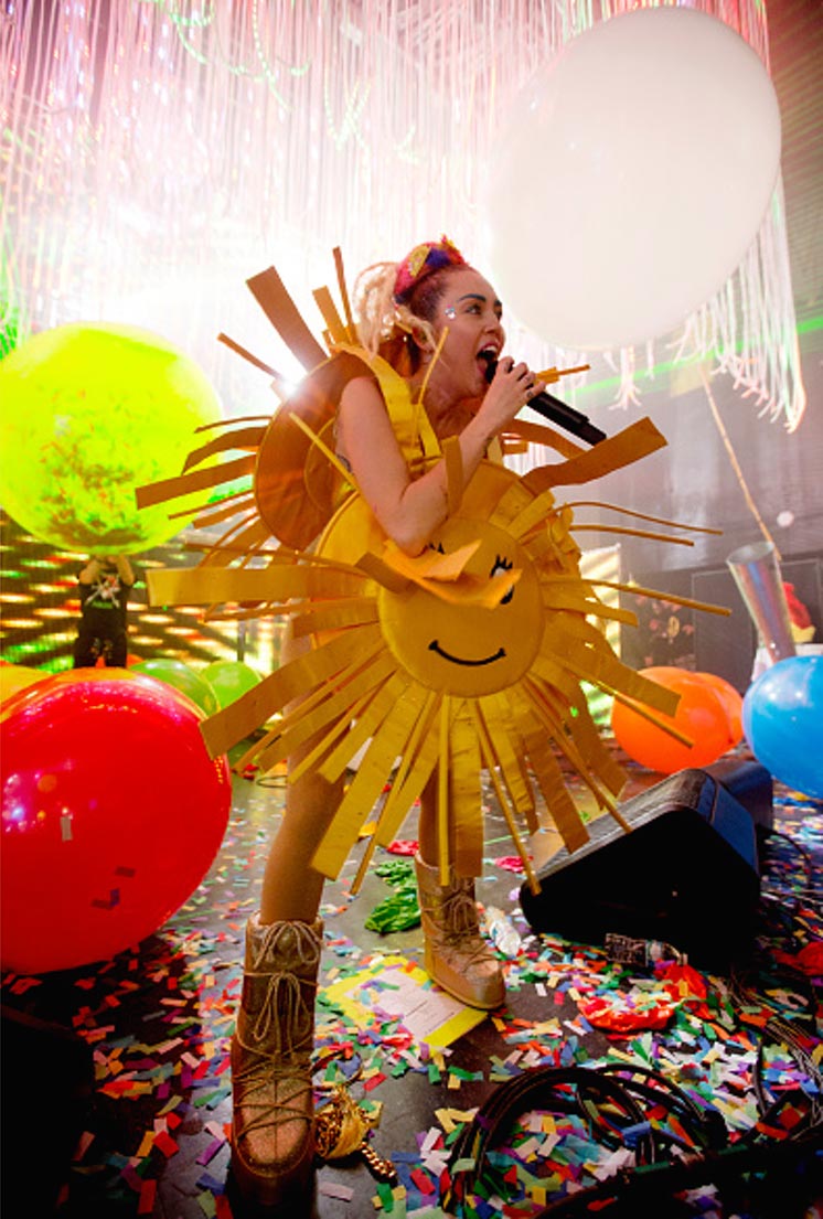  самый безумный наряд Майли Сайрус, Майли Сайрус наряд единорога,наряд Майли Сайрус Riviera Theatre