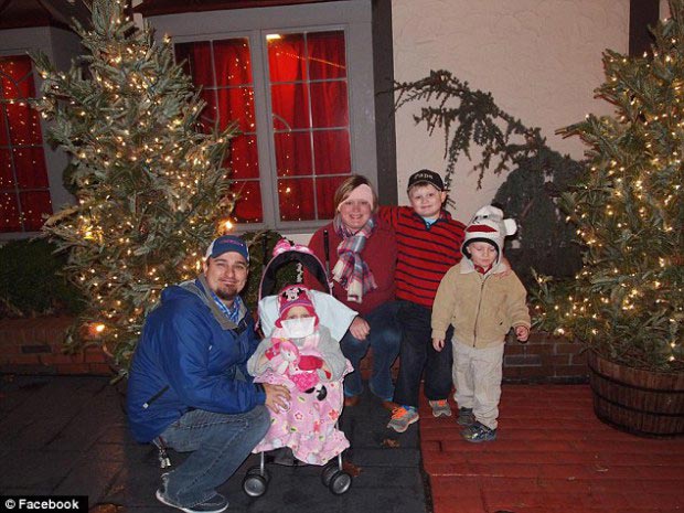 семья празднует Рождество каждые выходные, девочка рак празднуют каждые выходные рождество