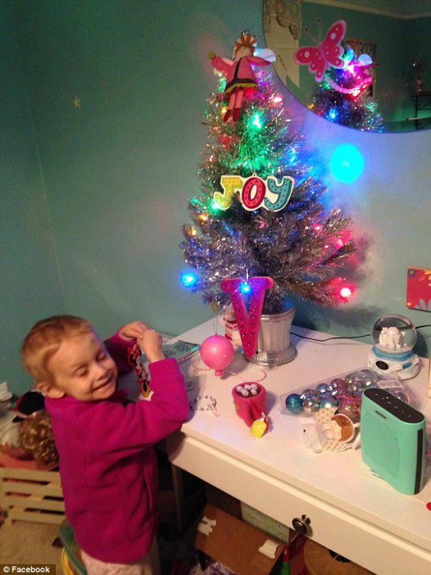 семья празднует Рождество каждые выходные, девочка рак празднуют каждые выходные рождество