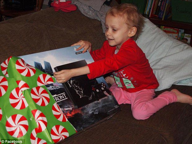 семья празднует Рождество каждые выходные, девочка рак празднуют каждые выходные рождество