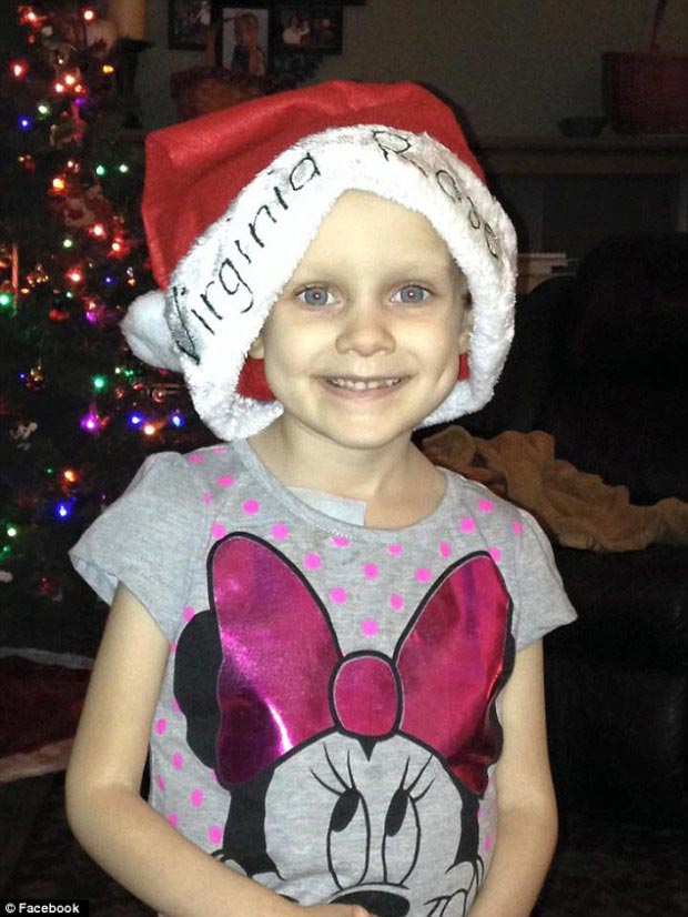 семья празднует Рождество каждые выходные, девочка рак празднуют каждые выходные рождество