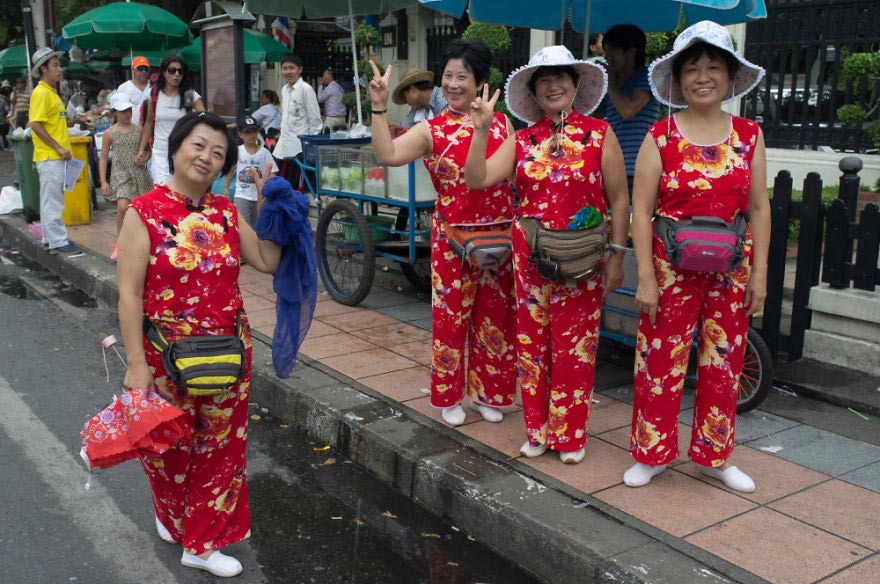 Копировать-вставить: фотограф путешествует по Азии и фотографирует одинаковых людей Дорел Фрумусану, Dorel Frumusanu, Same Same But Different, одинаковые люди