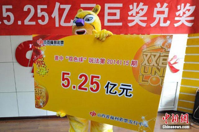 парень пришел в костюме за выигрышем, китаец в костюме выиграл в лотерею, в китае забирают выигрыш в костюме