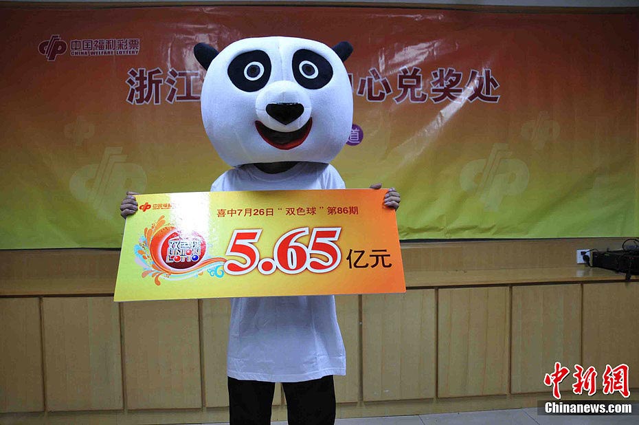 парень пришел в костюме за выигрышем, китаец в костюме выиграл в лотерею, в китае забирают выигрыш в костюме