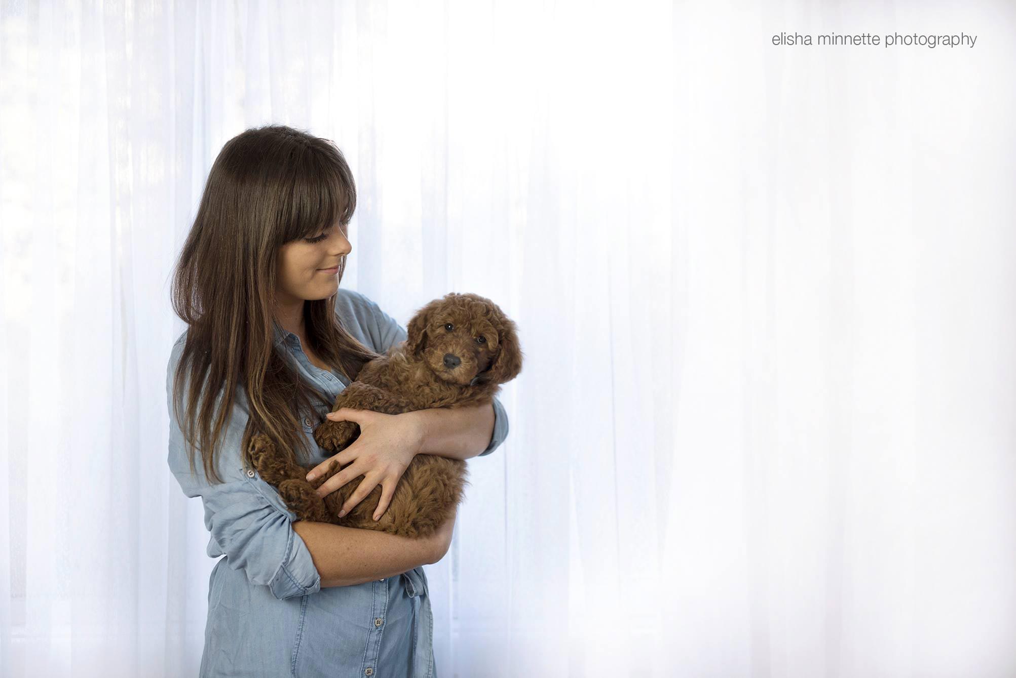 Пара устроила фотосессию со своей собакой в качестве ребёнка, собака как ребёнок