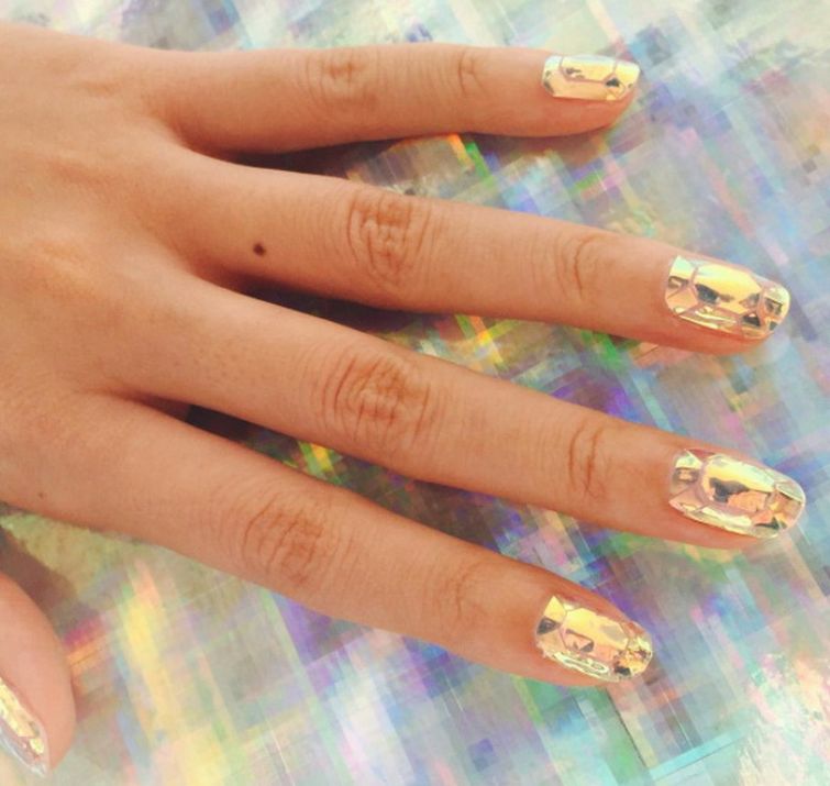 Битое стекло новый тренд в маникюре, glassnails