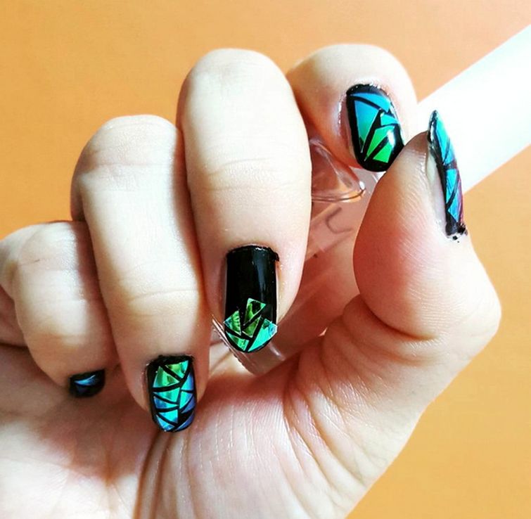 Битое стекло новый тренд в маникюре, glassnails