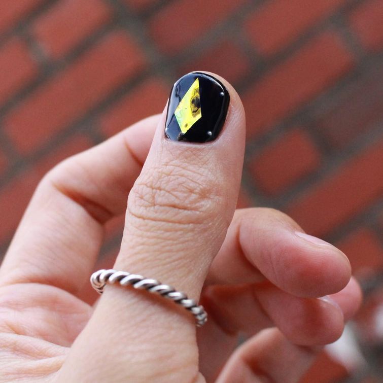 Битое стекло новый тренд в маникюре, glassnails