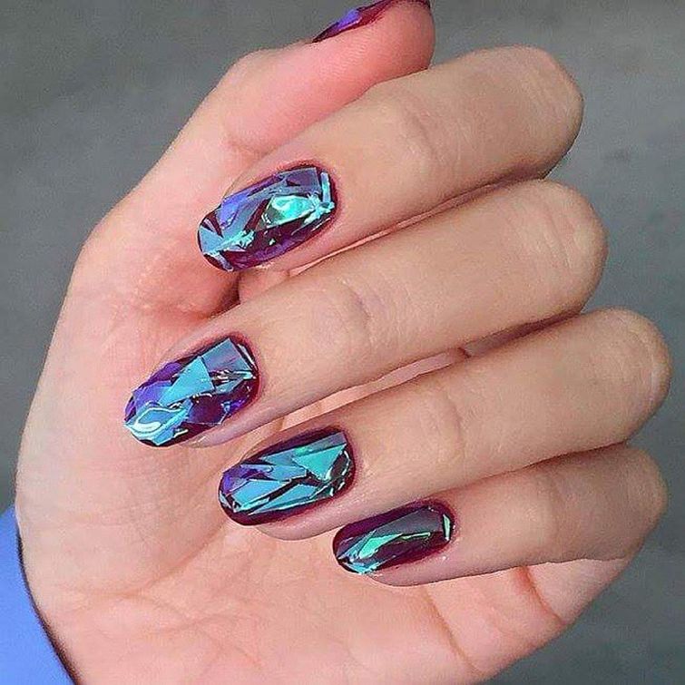 Битое стекло новый тренд в маникюре, glassnails
