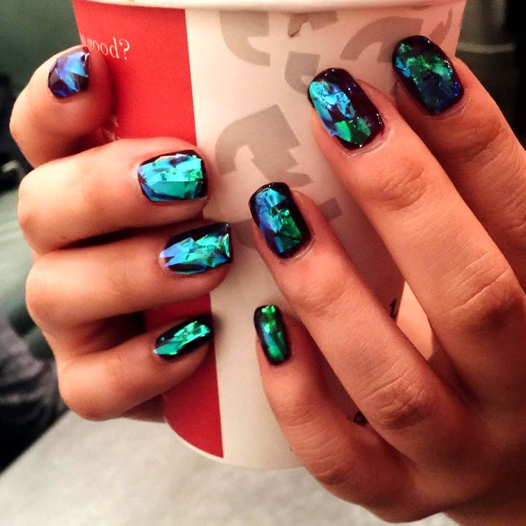 Битое стекло новый тренд в маникюре, glassnails