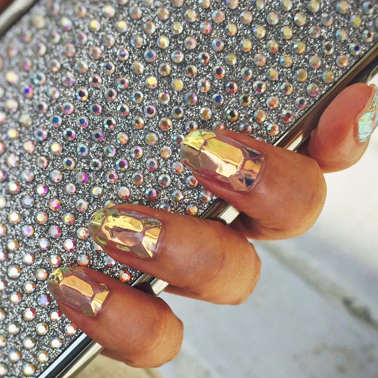 Битое стекло новый тренд в маникюре, glassnails