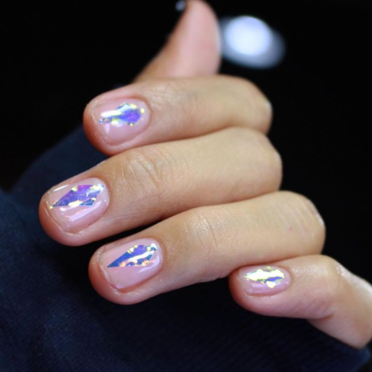 Битое стекло новый тренд в маникюре, glassnails