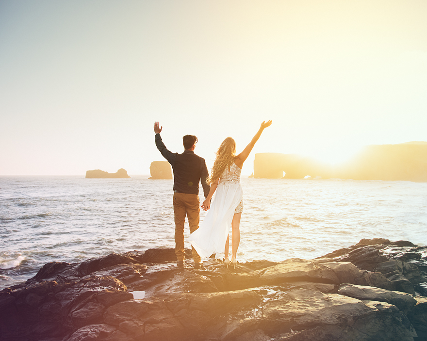 Пара отказалась от традиционной свадьбы, пара поехала в путешествие по исландии