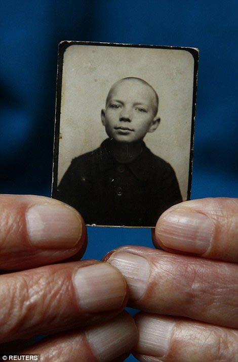 выжившие люди после Освенцима, освобожденные из Освенцима, воспоминания выживших из Освенцима, люди освобожденные из концентрационных лагерей