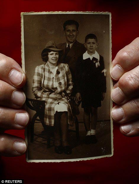 выжившие люди после Освенцима, освобожденные из Освенцима, воспоминания выживших из Освенцима, люди освобожденные из концентрационных лагерей