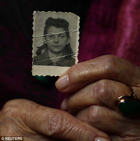 выжившие люди после Освенцима, освобожденные из Освенцима, воспоминания выживших из Освенцима, люди освобожденные из концентрационных лагерей