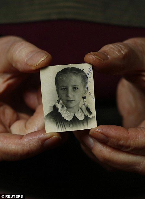 выжившие люди после Освенцима, освобожденные из Освенцима, воспоминания выживших из Освенцима, люди освобожденные из концентрационных лагерей