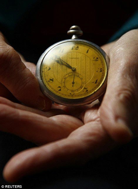 выжившие люди после Освенцима, освобожденные из Освенцима, воспоминания выживших из Освенцима, люди освобожденные из концентрационных лагерей