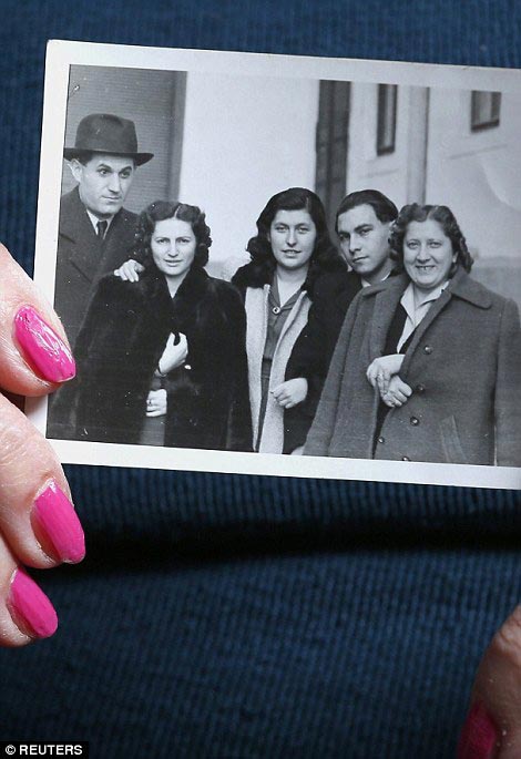 выжившие люди после Освенцима, освобожденные из Освенцима, воспоминания выживших из Освенцима, люди освобожденные из концентрационных лагерей