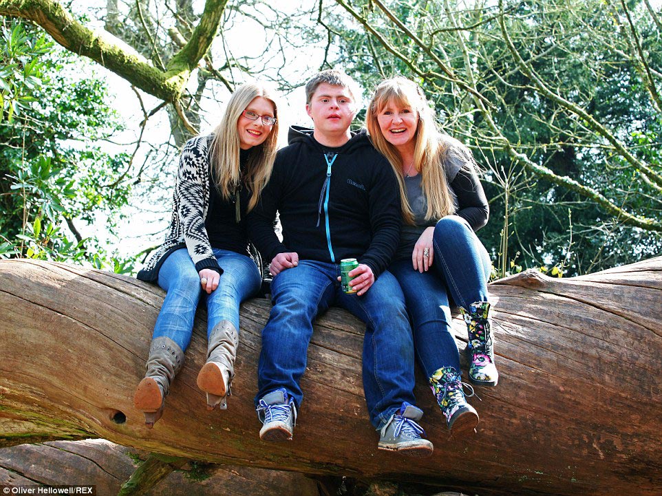 фотограф с синдромом Дауна, Оливер Хеллоуэл, Oliver Hellowell