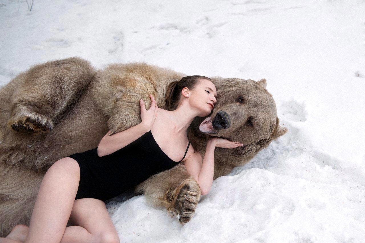 Так по-русски: фотографии моделей с 650-килограммовым медведем в заснеженно...