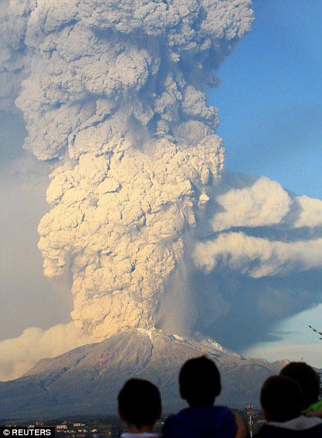 извержение вулкана Кальбуко, извержение в Чили, фотографии извергающегося вулкана, фотографии извергающегося вулкана в Чили