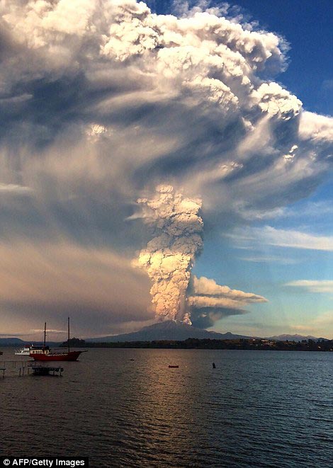 извержение вулкана Кальбуко, извержение в Чили, фотографии извергающегося вулкана, фотографии извергающегося вулкана в Чили