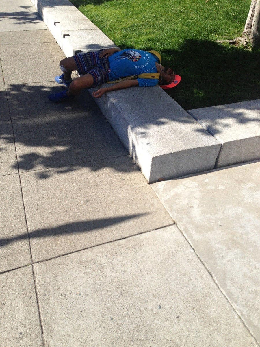 люди зансули в странных местах, люди спят в странных местах, люди спят в необычных местах, люди внезапно заснули