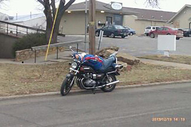 люди зансули в странных местах, люди спят в странных местах, люди спят в необычных местах, люди внезапно заснули