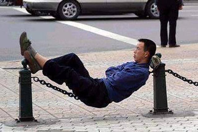 люди зансули в странных местах, люди спят в странных местах, люди спят в необычных местах, люди внезапно заснули