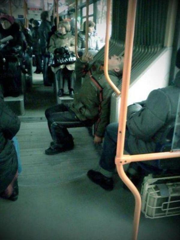 люди зансули в странных местах, люди спят в странных местах, люди спят в необычных местах, люди внезапно заснули