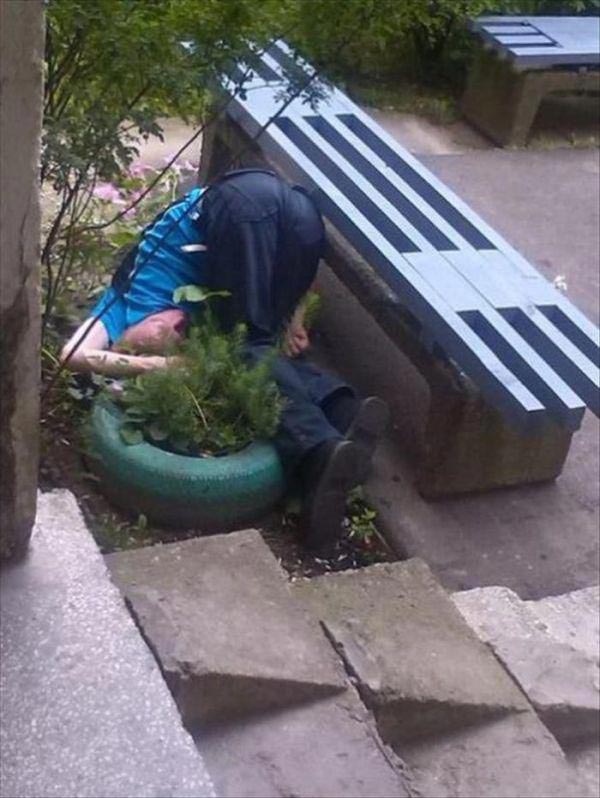 люди зансули в странных местах, люди спят в странных местах, люди спят в необычных местах, люди внезапно заснули