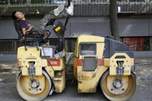 люди зансули в странных местах, люди спят в странных местах, люди спят в необычных местах, люди внезапно заснули