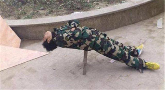 люди зансули в странных местах, люди спят в странных местах, люди спят в необычных местах, люди внезапно заснули