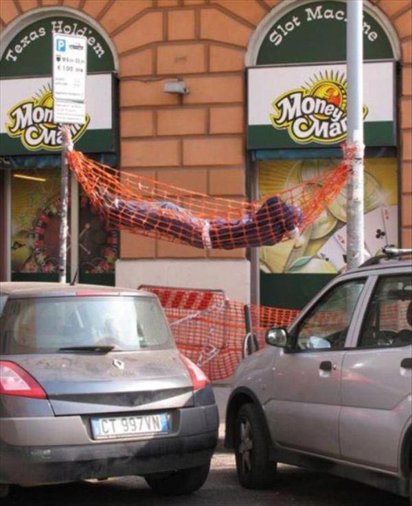 люди зансули в странных местах, люди спят в странных местах, люди спят в необычных местах, люди внезапно заснули