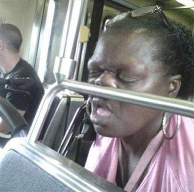 люди зансули в странных местах, люди спят в странных местах, люди спят в необычных местах, люди внезапно заснули