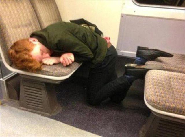 люди зансули в странных местах, люди спят в странных местах, люди спят в необычных местах, люди внезапно заснули