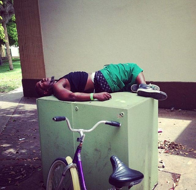 люди зансули в странных местах, люди спят в странных местах, люди спят в необычных местах, люди внезапно заснули