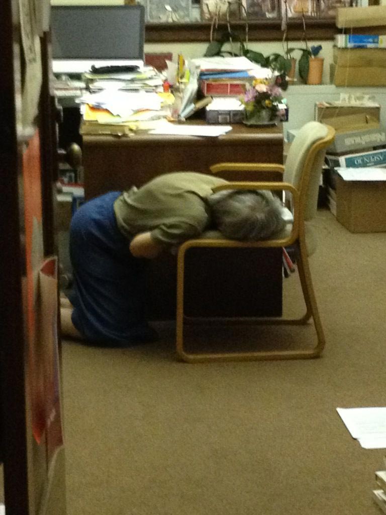 люди зансули в странных местах, люди спят в странных местах, люди спят в необычных местах, люди внезапно заснули