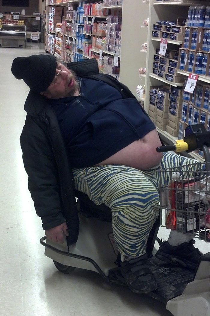 люди зансули в странных местах, люди спят в странных местах, люди спят в необычных местах, люди внезапно заснули