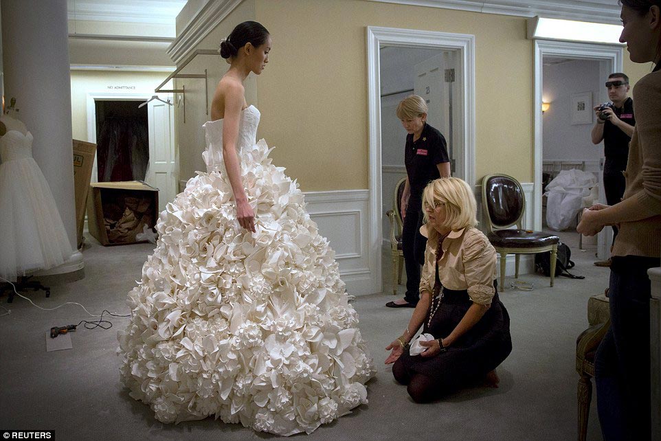 конкурс свадебных платьев из туалетной бумаги, платья из туалетной бумаги, 11th Annual Toilet Paper Wedding Dress Contest