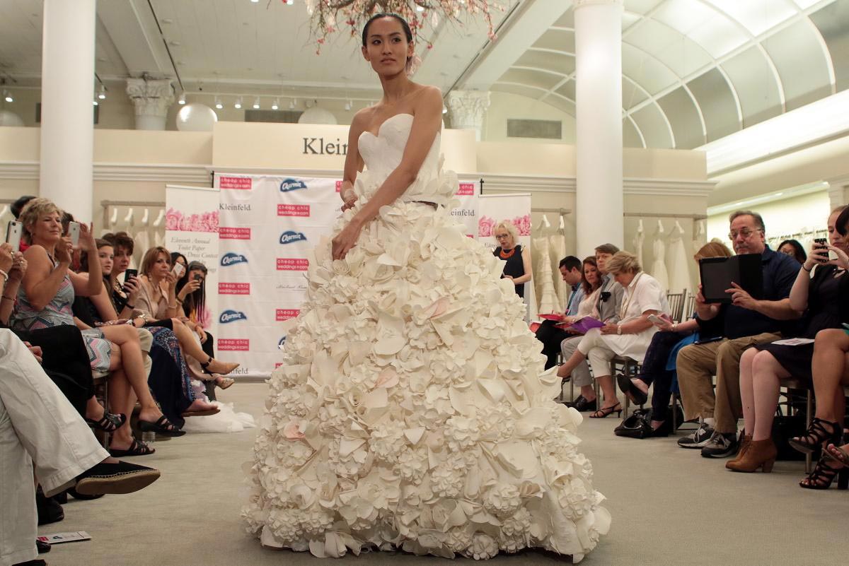 конкурс свадебных платьев из туалетной бумаги, платья из туалетной бумаги, 11th Annual Toilet Paper Wedding Dress Contest