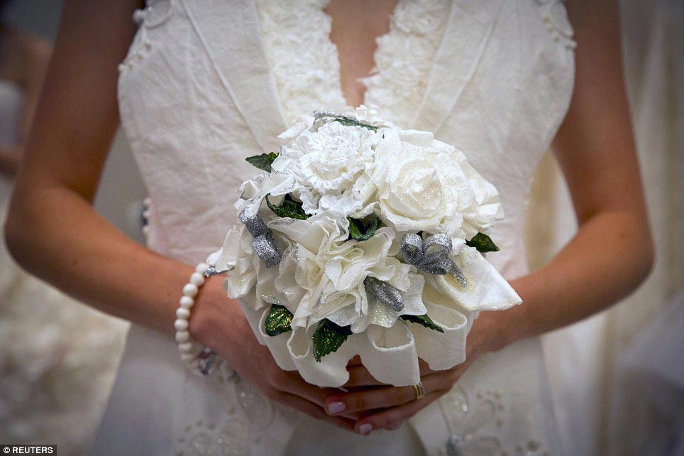 конкурс свадебных платьев из туалетной бумаги, платья из туалетной бумаги, 11th Annual Toilet Paper Wedding Dress Contest